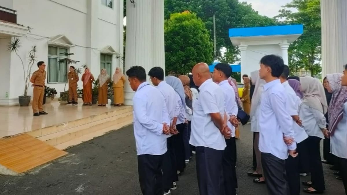 Plt. Sekwan Kepahiang, Ayub David Pranoto, S.I.P., M.A.P saat memimpin Apel pagi.