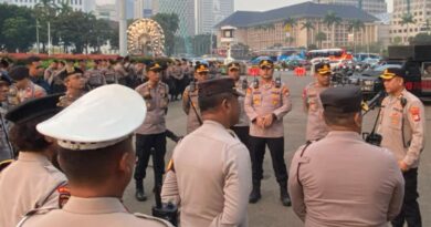 Polri menurunkan 1.632 personel gabungan untuk mengamankan demo ojol di kawasan Silang Selatan Monas, Jakarta Pusat, Senin 21 Juli 2025.