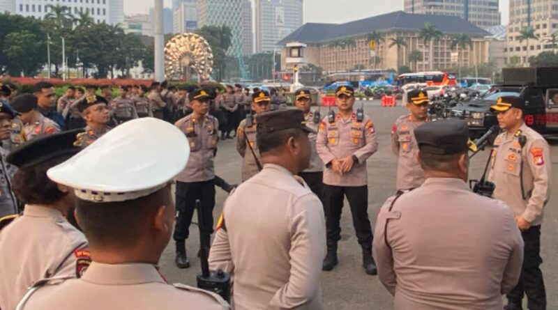 Polri menurunkan 1.632 personel gabungan untuk mengamankan demo ojol di kawasan Silang Selatan Monas, Jakarta Pusat, Senin 21 Juli 2025.