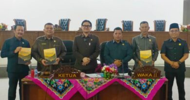 Raperda RPJMD 2025-2030 diserahkan ke komisi-komisi DPRD.