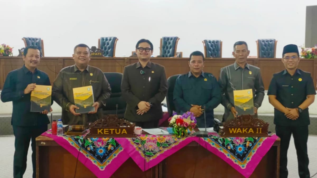 Raperda RPJMD 2025-2030 diserahkan ke komisi-komisi DPRD.
