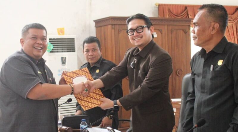 DPRD serahkan laporan pembahasan KU-PPAS perubahan APBD Kabupaten Kepahiang 2025. Foto - Humas DPRD Kepahiang