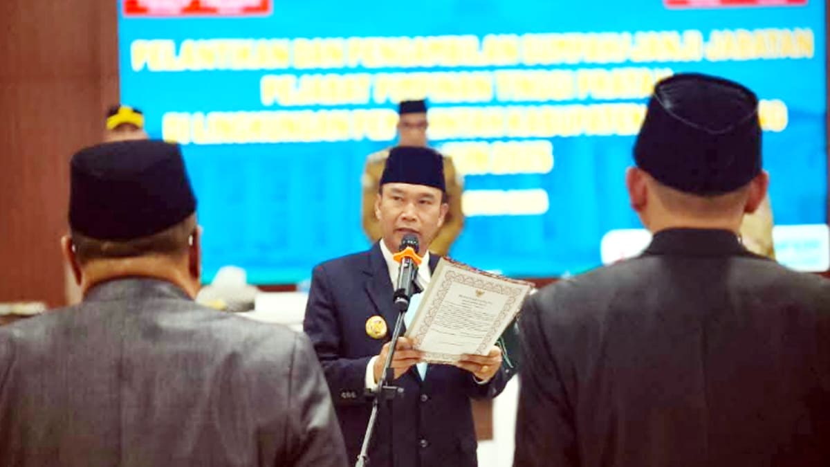 Bupati Kepahiang melantik 5 pejabat baru.