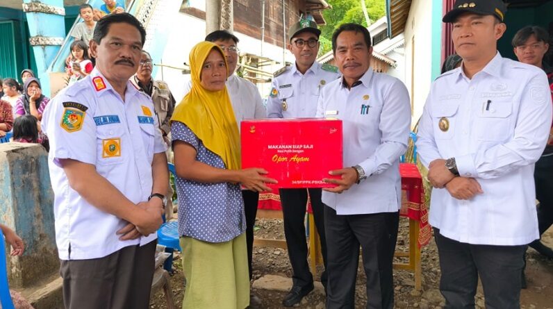 Dinsos Dampingi Bupati dan Wabup Kepahiang Serah Bantuan Banjir