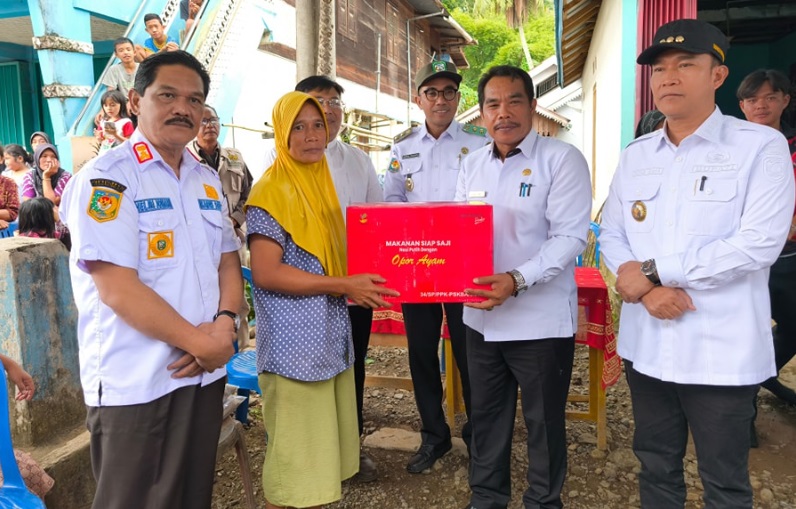 Dinsos Dampingi Bupati dan Wabup Kepahiang Serah Bantuan Banjir