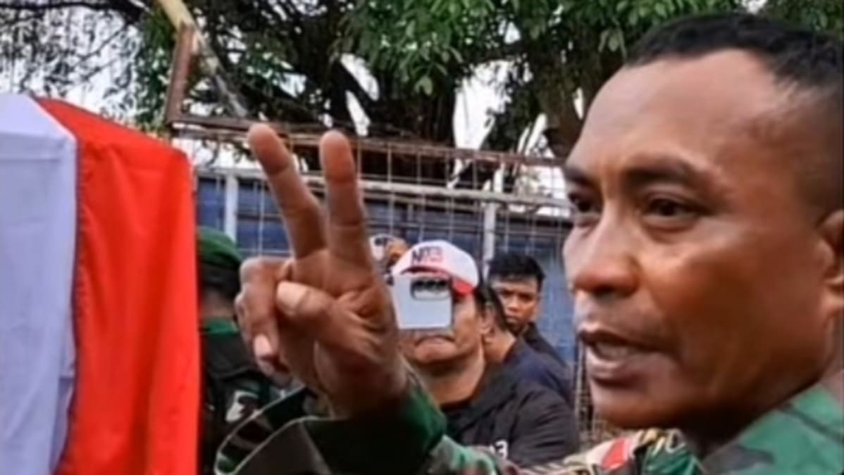Ayah Prada Lucky Chepril Namo, Serma Christian Namo, seorang prajurit TNI anggota Kodim 1627 Rote Ndao menuntut keadilan untuk anaknya yang meninggal secara tragis.