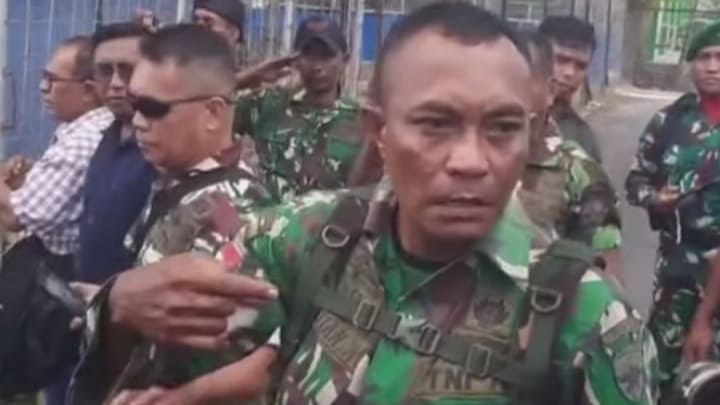 Ayah Prada Lucky ngamuk usai sang anak tewas diduga dianiaya senior.