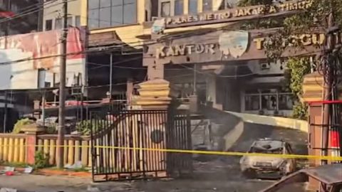Polres Jakarta Timur menjadi sasaran amuk massa pada Sabtu 3O Agustus 2025.