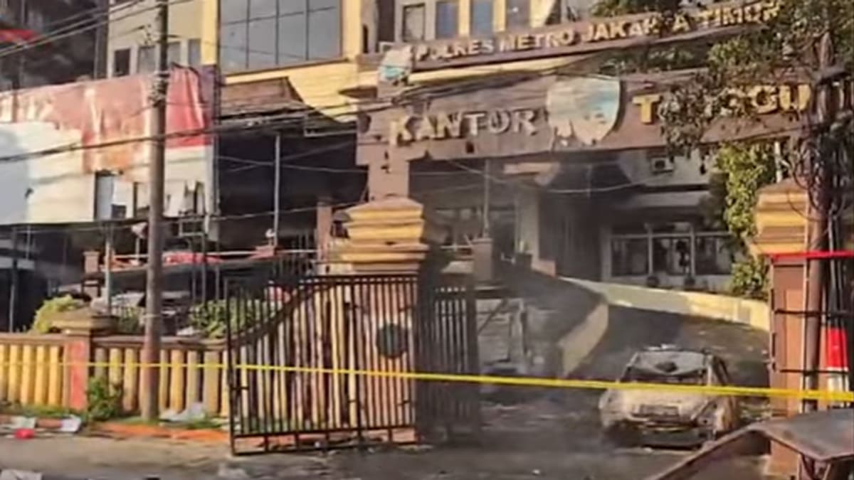 Polres Jakarta Timur menjadi sasaran amuk massa pada Sabtu 3O Agustus 2025.
