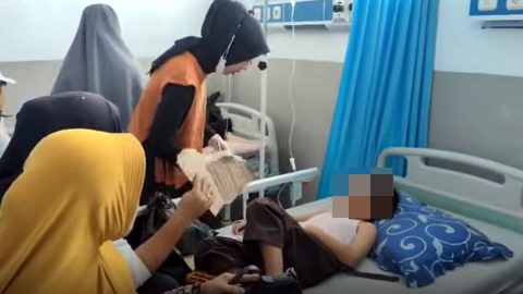 Salah seorang siswa mendapat penanganan medis diduga keracunan usai santap MBG di Kabupaten Lebong. Foto Istimewa
