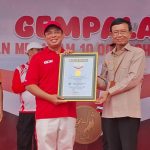 Walikota Bengkulu, Dedy Wahyudi saat menerima penghargaan Gempala Cetak Rekor MURI yang juga tercatat sebagai yang pertama di dunia.