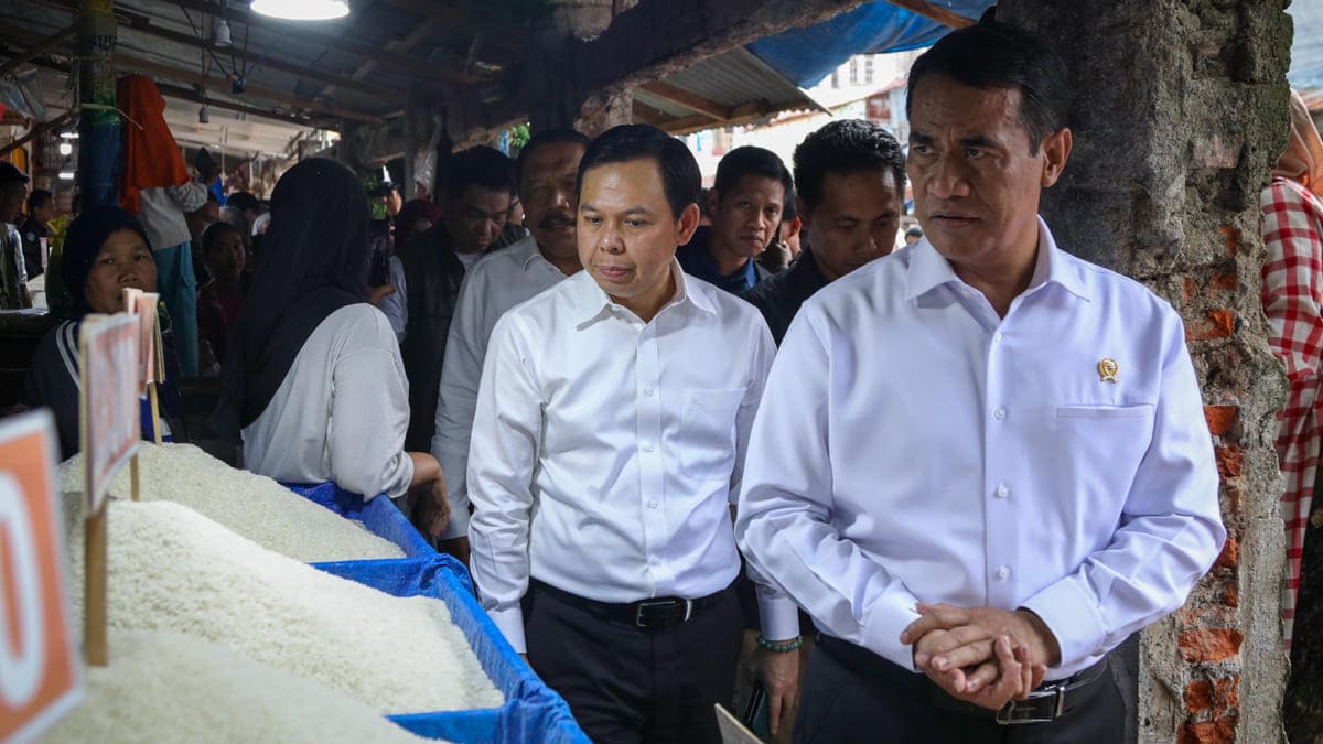 Kawal Ketahanan Pangan di Bengkulu, Ketua DPD RI Sultan B. Najamudin dan Menteri Pertanian RI Andi Amran Sulaiman di Pasar Panorama Bengkulu saat Operasi Pasar SPHP, Rabu 17 September 2025.