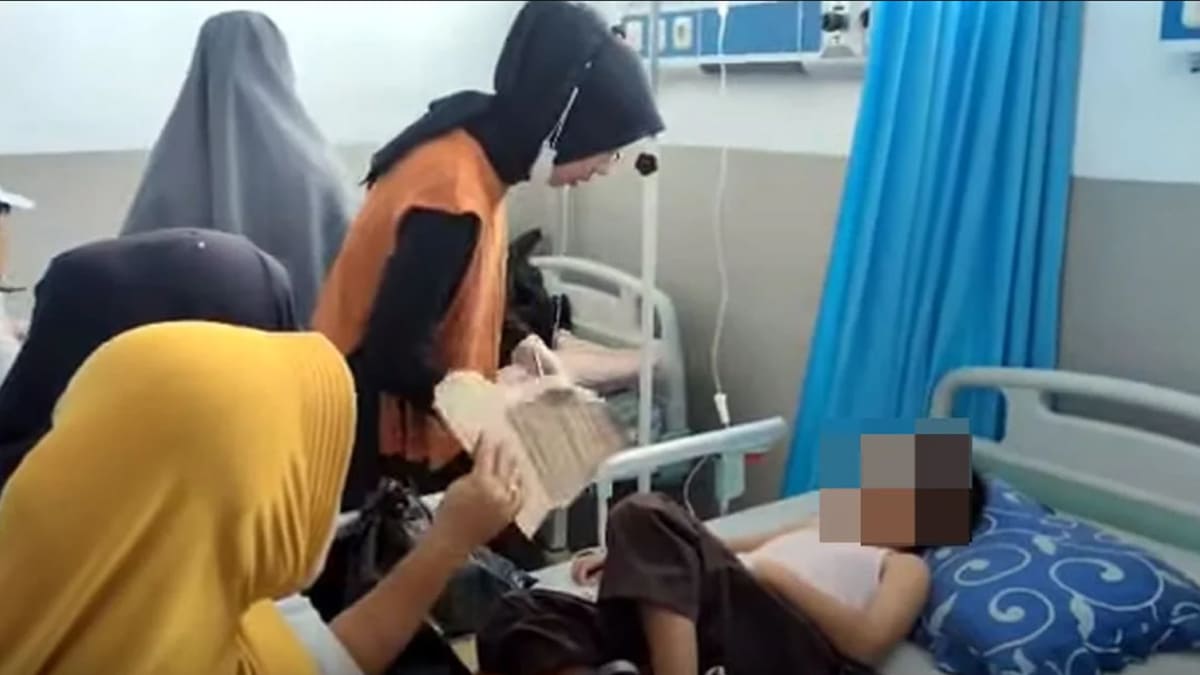 Salah seorang siswa di Lebong saat mendapat penanganan medis setelah diduga keracunan MBG .