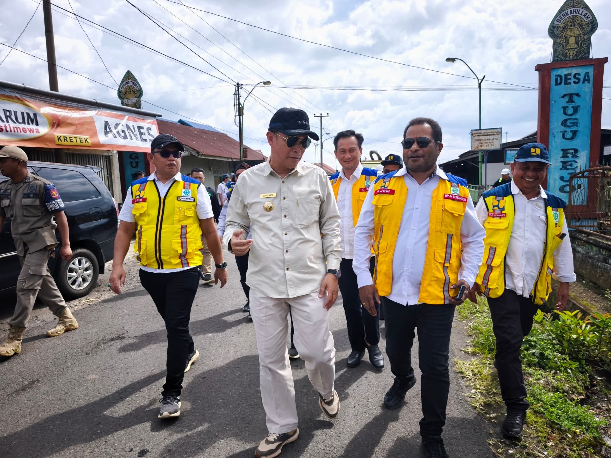 Bupati Kepahiang H. Zurdi Nata, S.IP dan Kepala Balai Pelaksanaan Jalan Nasional (BPJN) Bengkulu Kementerian PUPR, Dr. Zepnet Kambu, melakukan penandaan titik nol pembangunan Inpres Jalan Daerah (IJD) Tahun 2025.
