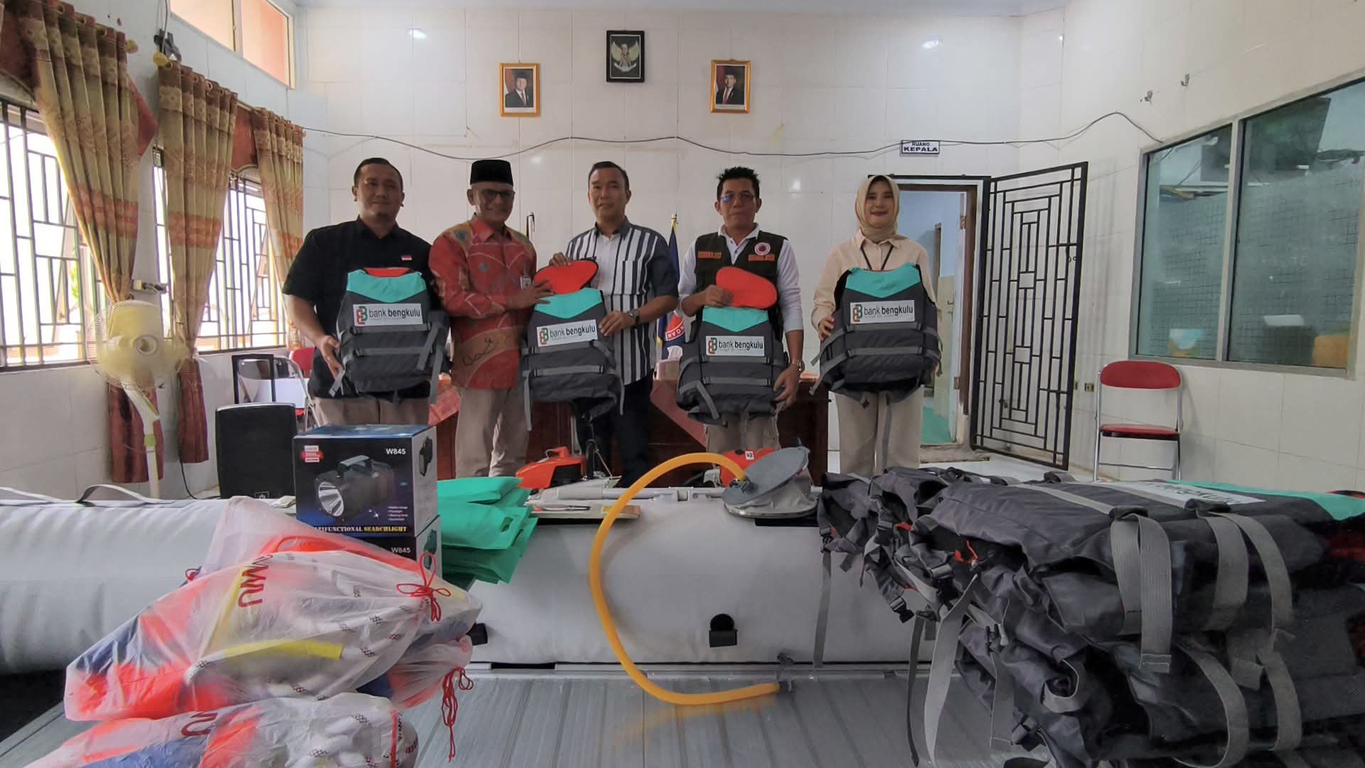 BPBD Kepahiang terima bantuan CSR Bank Bengkulu: perahu karet, chainsaw, pompa air, senter, senter kepala, harness panjat, jaket pelampung.