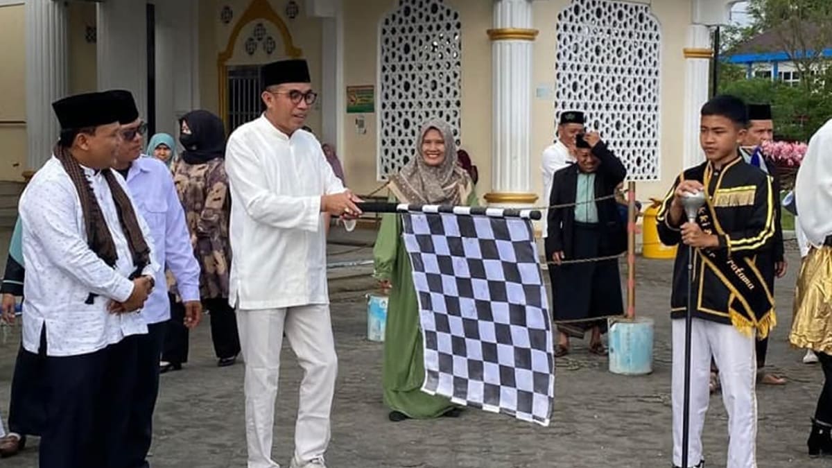 Wakil Bupati Kepahiang, Ir. Abdul Hafizh, M.Si saat melepas pawai Hari Santri 2025 pada Sabtu 18 Oktober 2025 pukul 08.00 WIB di halaman Masjid Agung Baitul Hikmah Kepahiang.