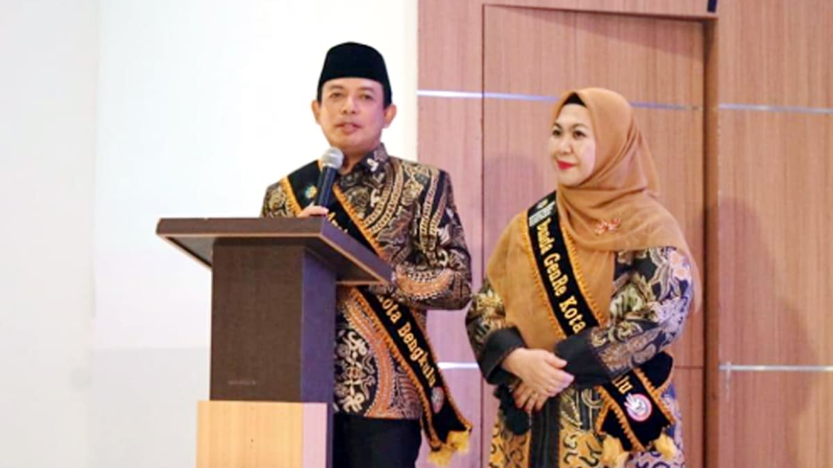 Walikota Bengkulu Dedy Wahyudi bersama istrinya, Ny. Dian Fitriani resmi dinobatkan jadi Ayah-Bunda Genre 2025. Foto Dok Media Center - Ngenelo.net