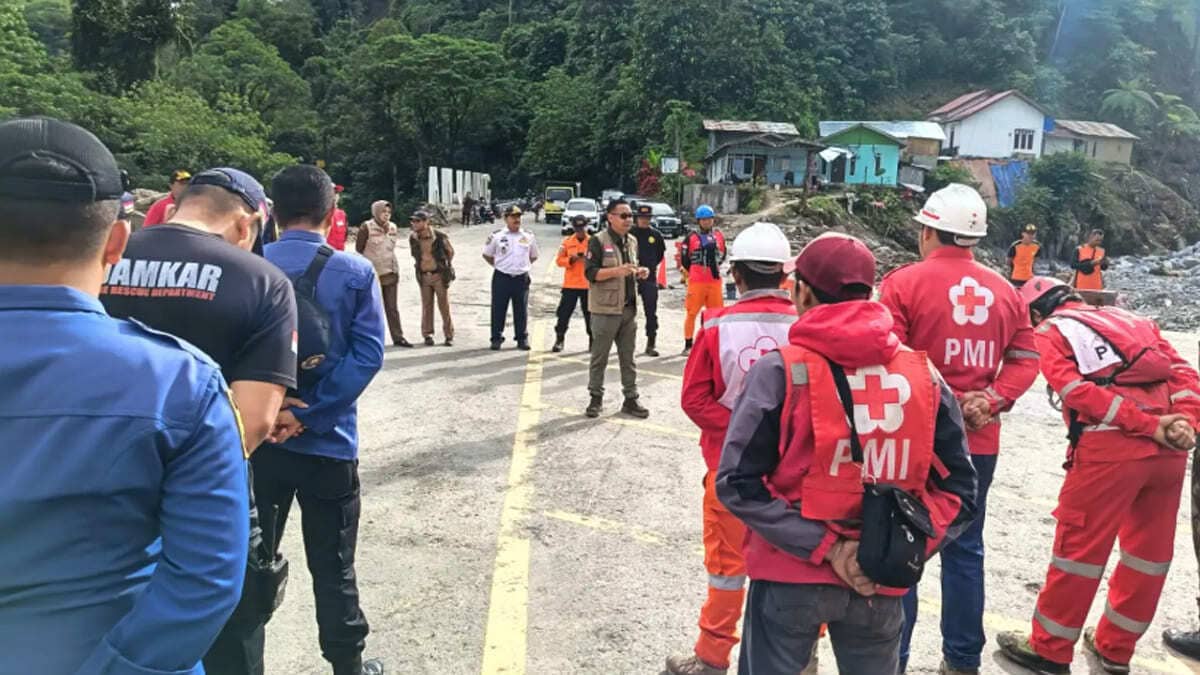 Apel pagi sebelum operasi pencarian dan pertolongan (SAR) oleh tim gabungan yang dipimpin Basarnas di wilayah Kota Padang Panjang, Selasa 9 Desember 2025. Update korban bencana Sumatera masih ada korban hilang. Foto Dok BNPB