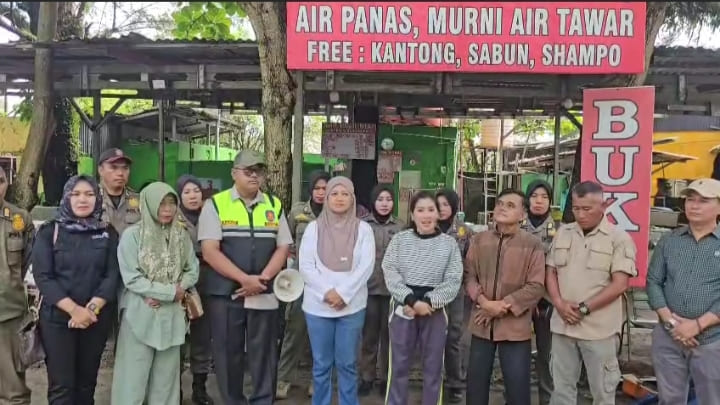 Pemilik kamar bilas pantai Jakat Kota Bengkulu, Yuniarti saat meminta maaf