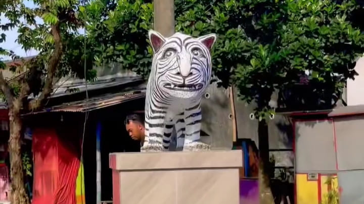Patung Macan Putih Lucu di desa Balongan Jeruk, Kediri.