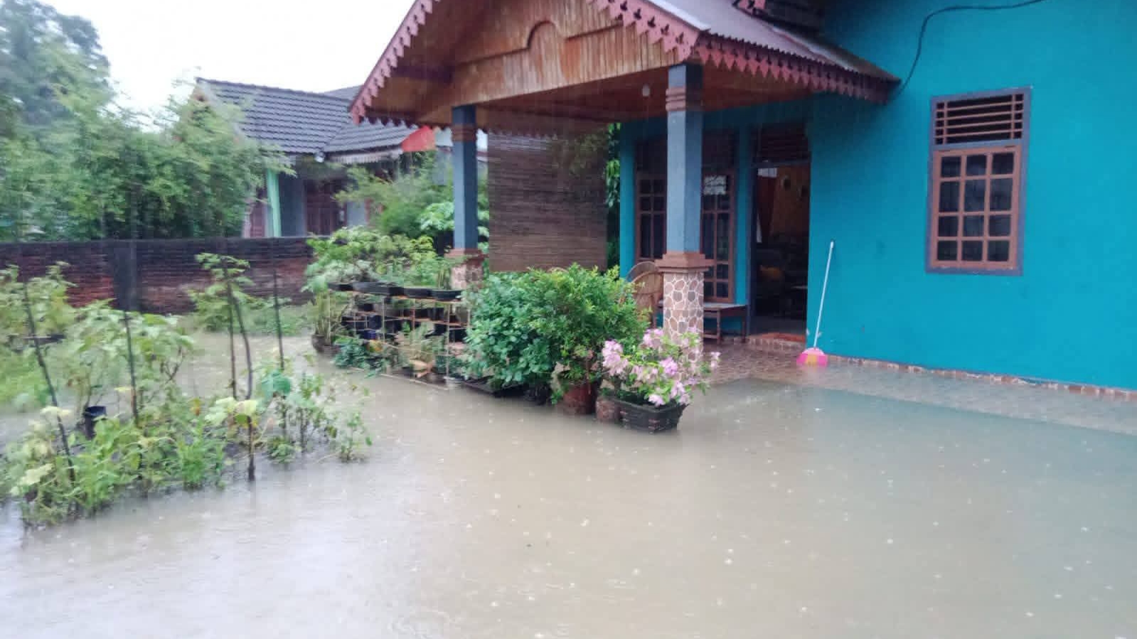 8 Tahun Terbengkalai, Jalan dan Drainase Rusak di Kembang Seri jadi penyebab banjir. Foto - Ngenelo.net
