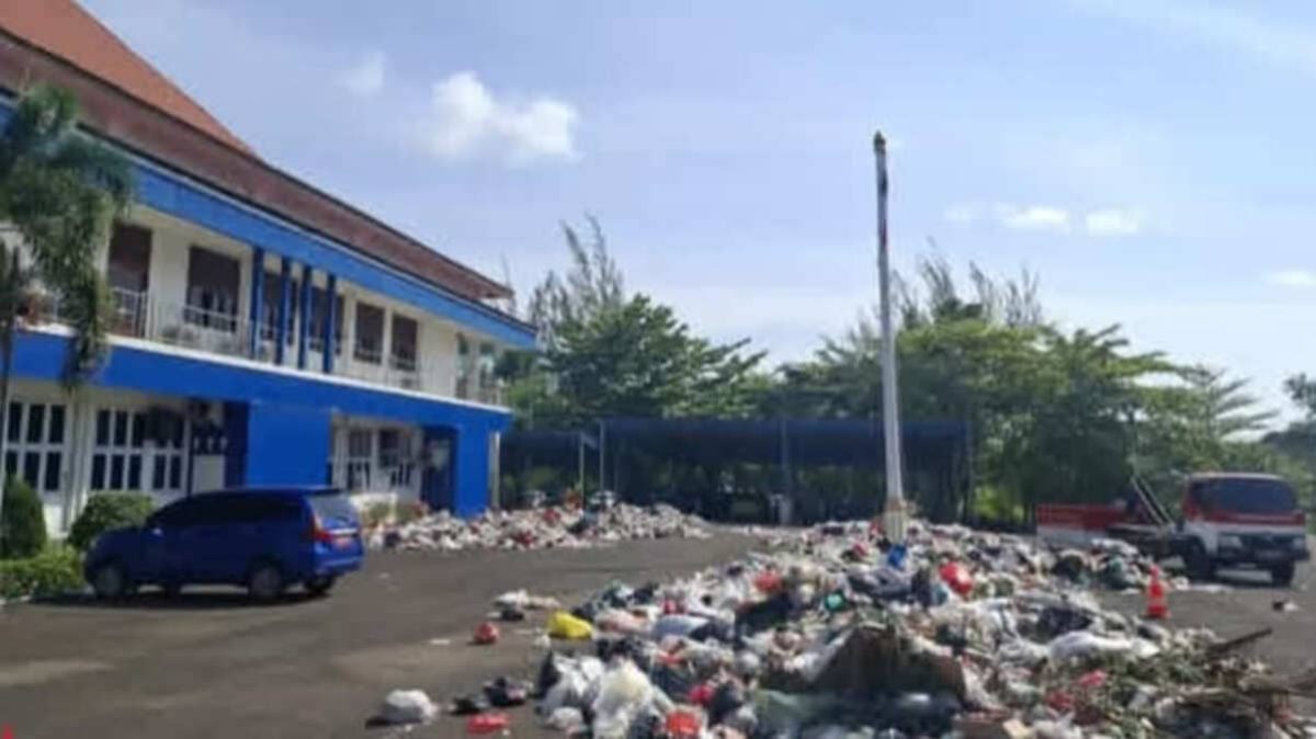 Kota Bengkulu menjadi perbincangan setelah beredar video oknum sopir mobil sampah yang membuang sampah di halaman Kantor Pemerintah Kota (Pemkot) Bengkulu.