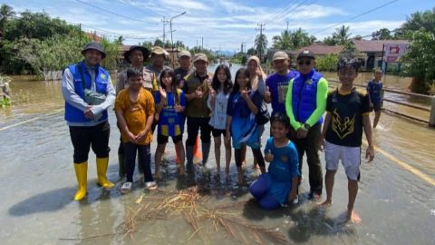 Wali Kota Bengkulu, Dedy Wahyudi, turun langsung meninjau lokasi terdampak banjir di Kelurahan Tanjung Jaya pada Minggu 4 Januari 2026.
