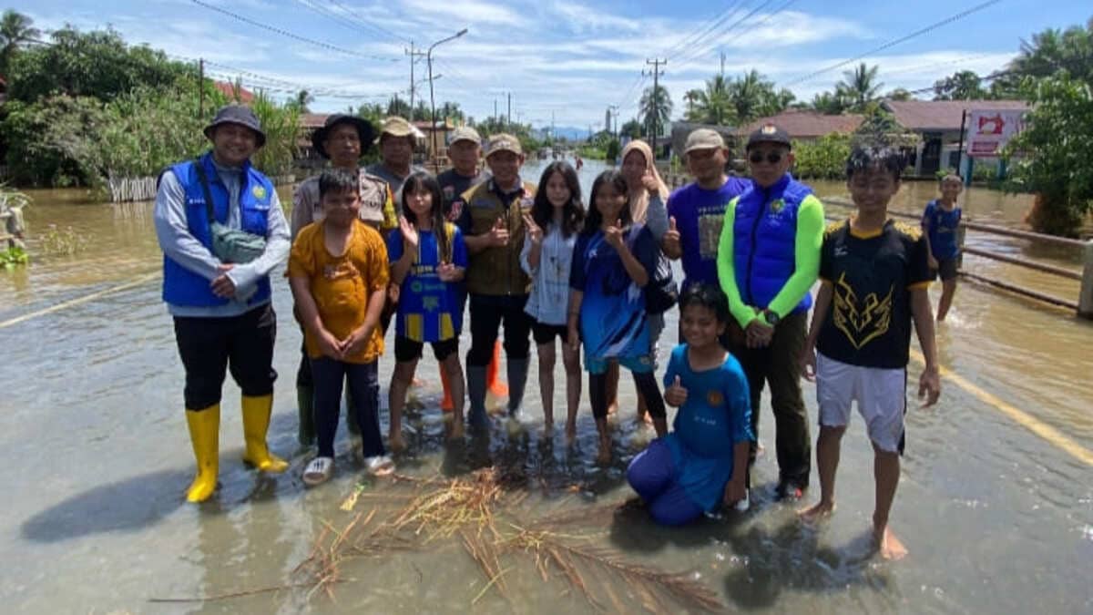 Wali Kota Bengkulu, Dedy Wahyudi, turun langsung meninjau lokasi terdampak banjir di Kelurahan Tanjung Jaya pada Minggu 4 Januari 2026.