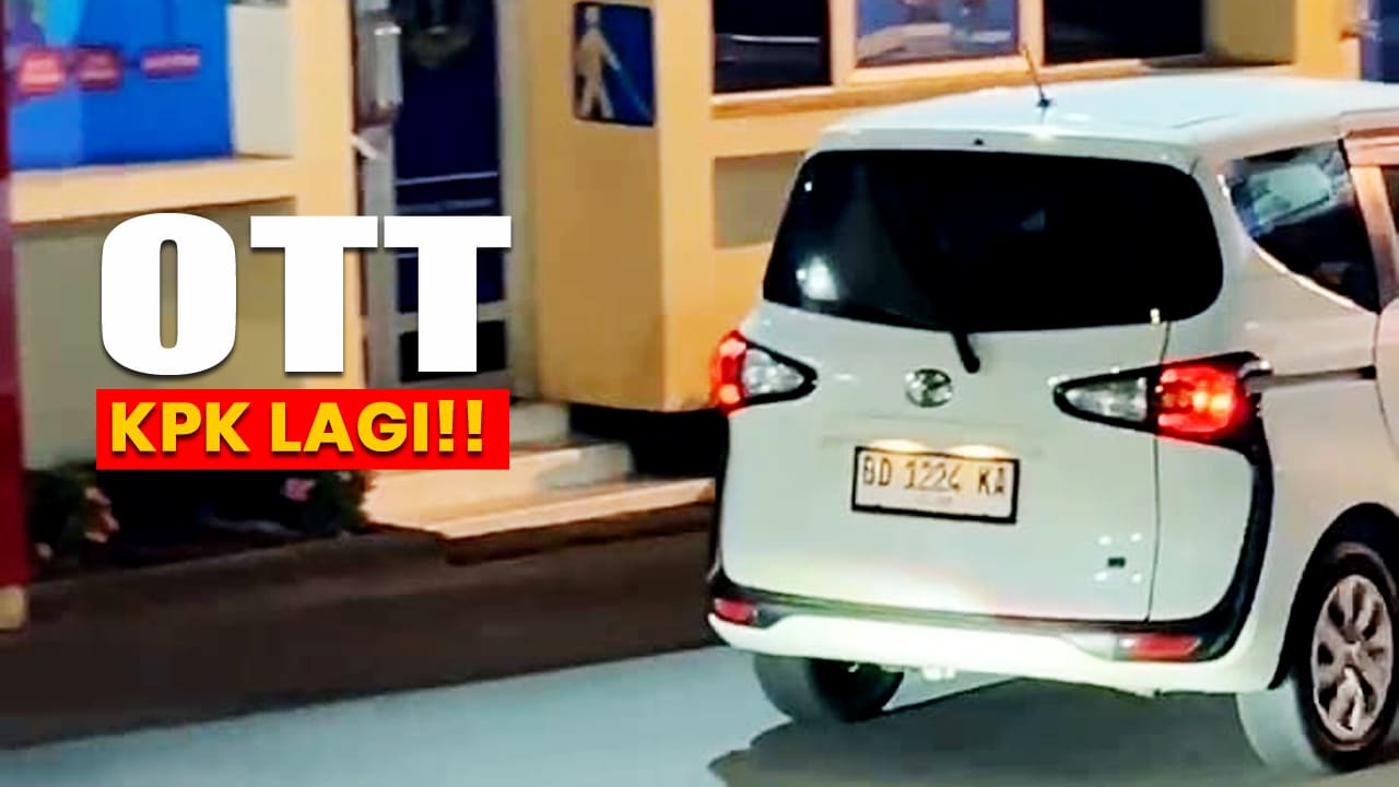 Detik-detik mobil BD 1224 KA memasuki Polresta Bengkulu diduga mengangkut Pejabat Kabupaten Rejang Lebong yang terjaring OTT KPK