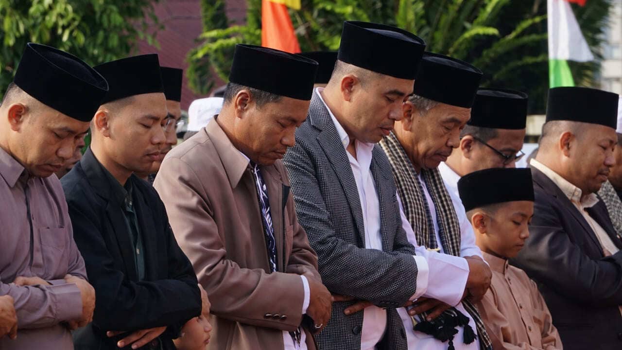 Wakil Bupati (Wabup) Kepahiang, Ir. Abdul Hafizh, M.Si., turut melaksanakan ibadah salat Idul Fitri (Id) bersama ribuan jamaah di Terminal Pasar Kepahiang pada Jumat, 20 Maret 2026.