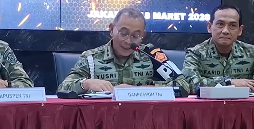 Danpuspom TNI Mayor Jenderal (Mayjen) TNI Yusri Nuryanto saat memberi keterangan pers terkait pelaku penyiraman air keras. foto: ngenelo.net-