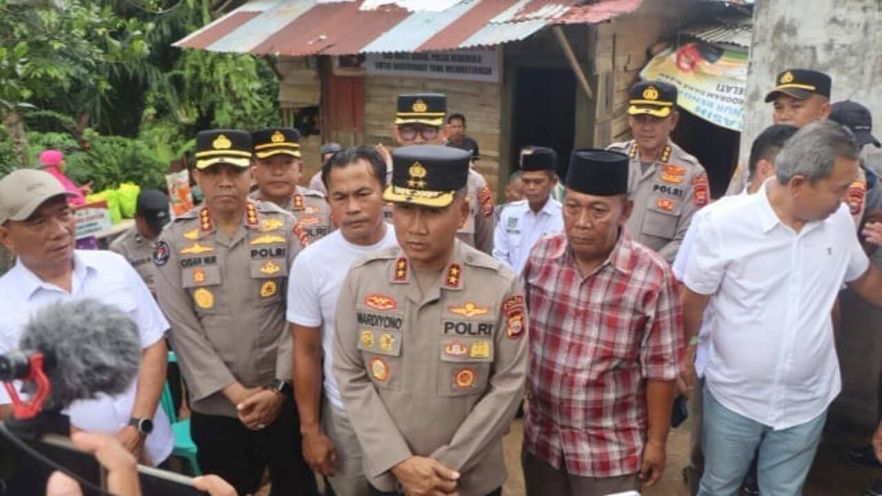 Kapolda Bengkulu Irjen Pol Mardiyono hadiri peletakan batu pertama program bedah rumah polda Bengkulu.