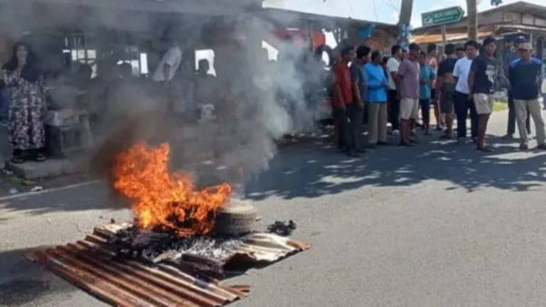 Nelayan Malabero Blokir Jalan dan Bakar Ban