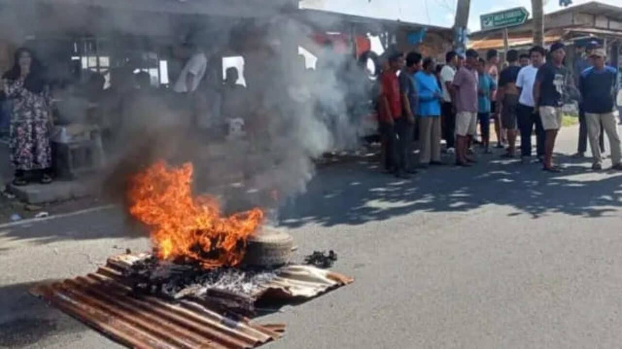 Nelayan Malabero Blokir Jalan dan Bakar Ban