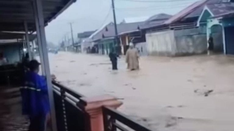 Salah satu unggahan warga kondisi banjir di lebong.