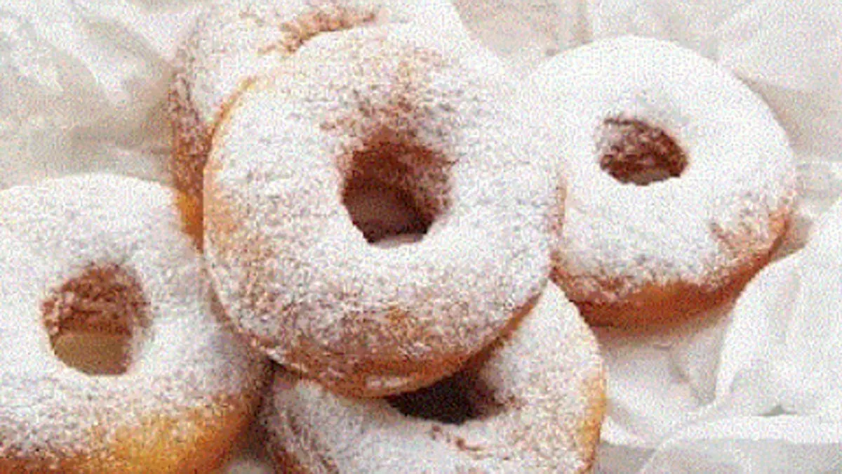 Resep membuat donat tabur gula halus.