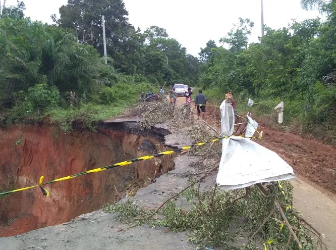 Hati-Hati!! Jalan Lintas Barat Sumatera Longsor