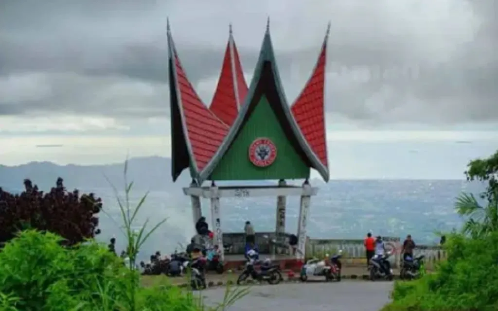 Dibalik Terjalnya Jalan Sitinjau Lauik, Indahnya Panorama Padang Scenic Point