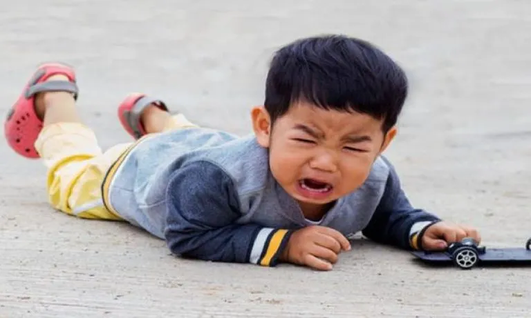 Anak Lagi Tantrum, Ini Cara Menghadapinya