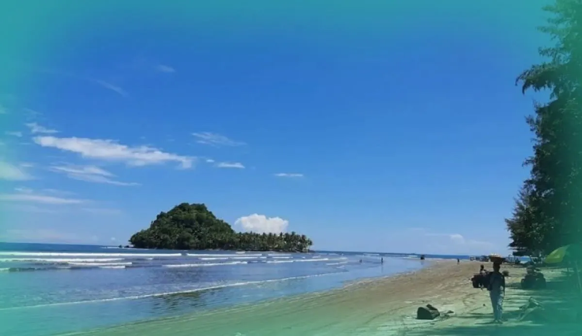 Pesona Pantai Air Manis dan Legenda Malin Kundang