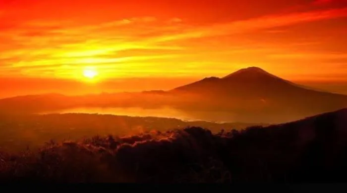 Surat Fatir adalah salah satu surat dalam Al-Quran yang penuh dengan makna, keistimewaan, kandungan, dan keutamaan.