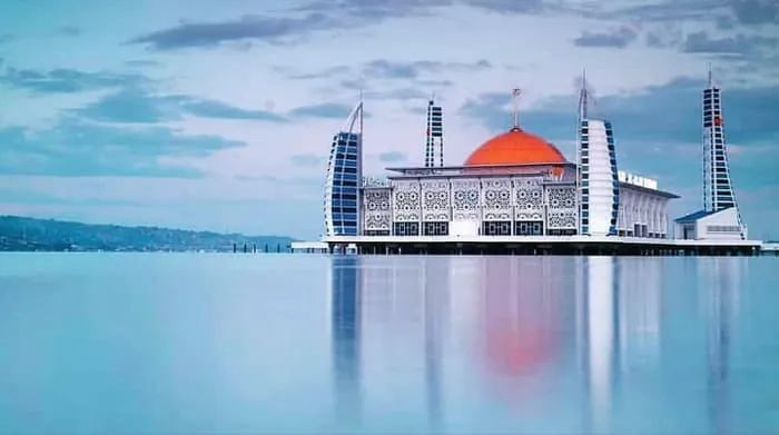 Keindahan di Tengah Teluk Kendari, Keunikan Masjid Al Alam