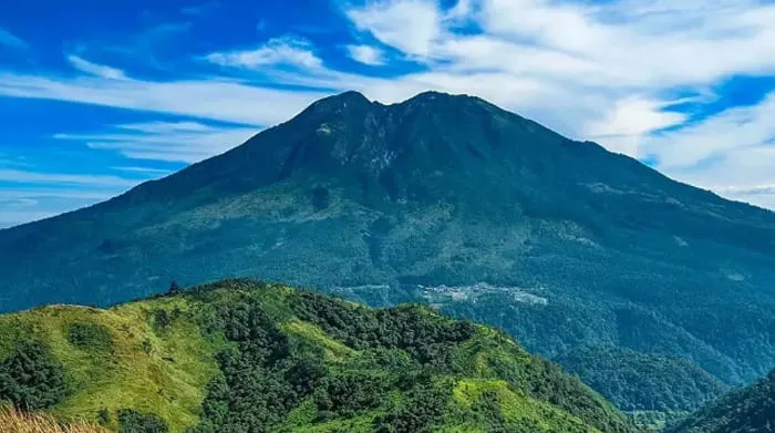 Keindahan Alam yang Menyimpan Rahasia, Pesona dan Misteri Gunung Lawu.