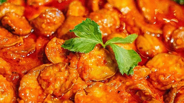 Salah satu hidangan tradisional Indonesia yang paling populer dan lezat, Rendang Jengkol.