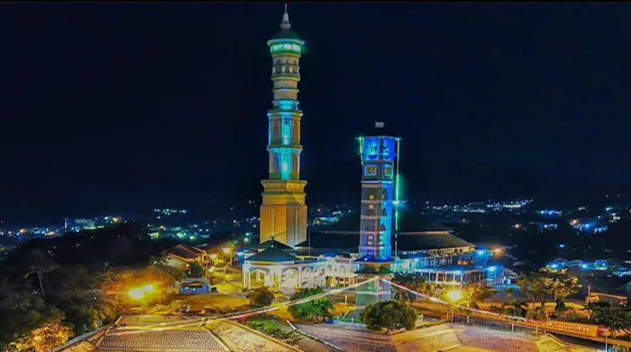 Al Furqon Grand Mosque is one of the Top 10 Coolest Tourist Destinations in Lampung..