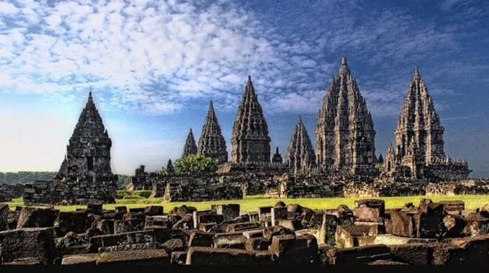 Candi Prambanan, salah satu Destinasi Wisata Jogja yang Memikat.