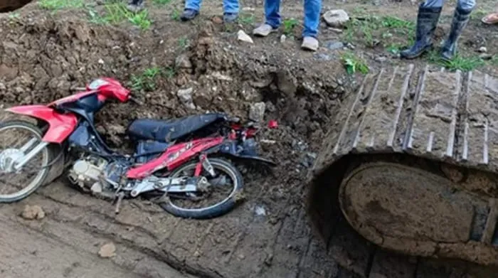 Foto Suzuki Smash pascadigilas Excavator. foto: tangkapan layar facebook