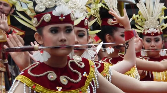 Salah satu prosesi Ritual Adat Ngukuih Hajat untuk pendaki yang akan melakukan pendakian gunung bukit raya adalah menggigit mandau.