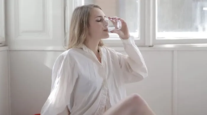 Minum Air Putih Setelah Bangun Tidur. foto: pexels