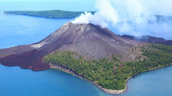 Gunung Anak Krakatau. Sumber gambar: travelshoptours